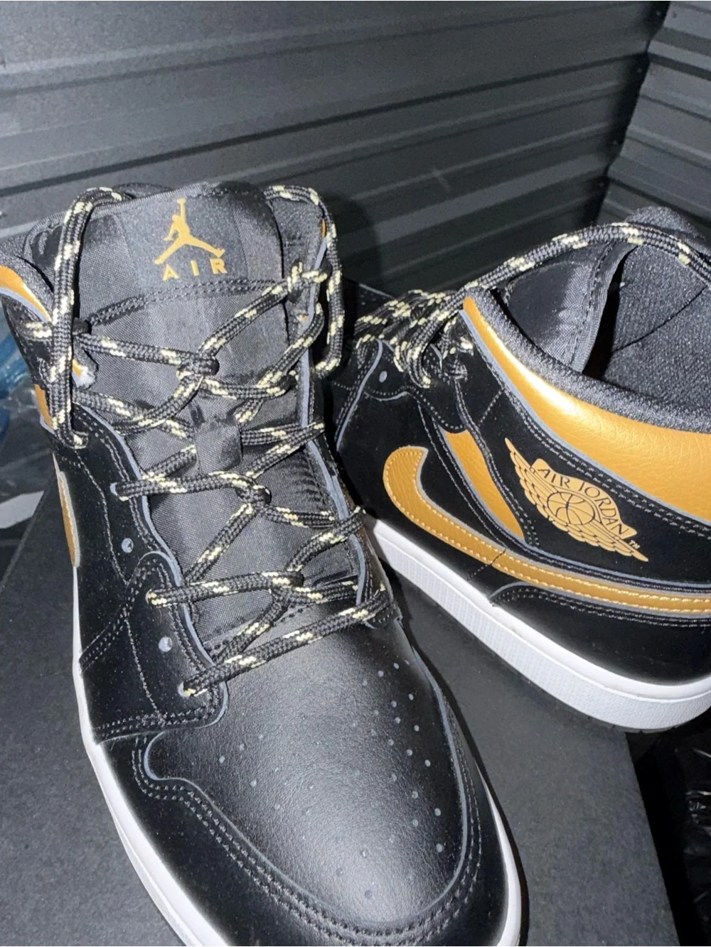 AIR JORDAN 1 MID BLACK/METALLIC GOLD-WHITE
